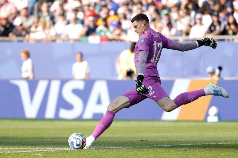 El guardameta Orlando Gill de Paraguay realiza un saque de meta durante el partido de los dieciseisavos de final de la Copa Mundial de la FIFA 2026 entre Alemania y Paraguay, en Boston, EE. UU..