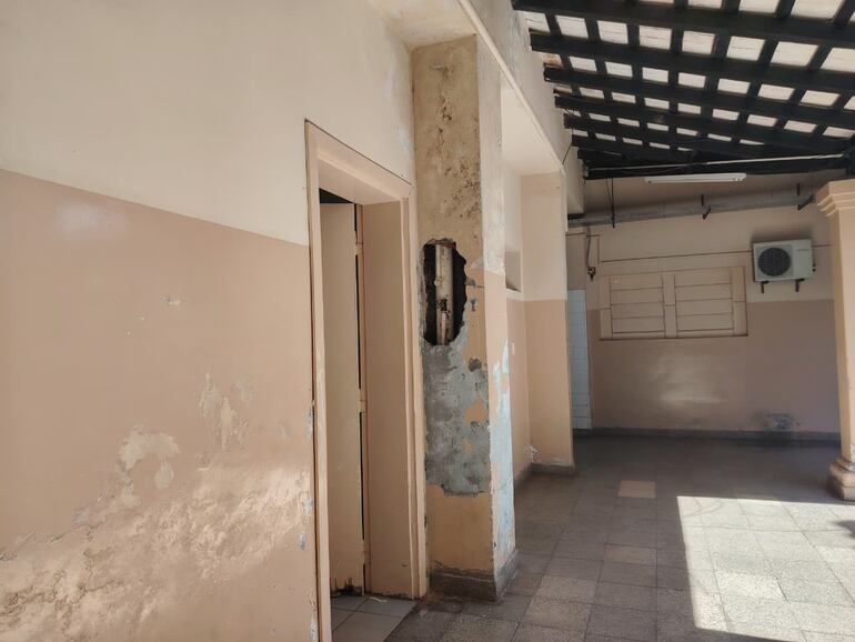 Menos funcionarios, pero sigue alta demanda y estructura deteriorada del HRE