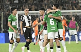 Los futbolistas de Olimpia celebran la victoria sobre Libertad por la fecha 12 del torneo Clausura 2026 de la Primera División de Paraguay en el estadio La Huerta, en Asunción, Paraguay.