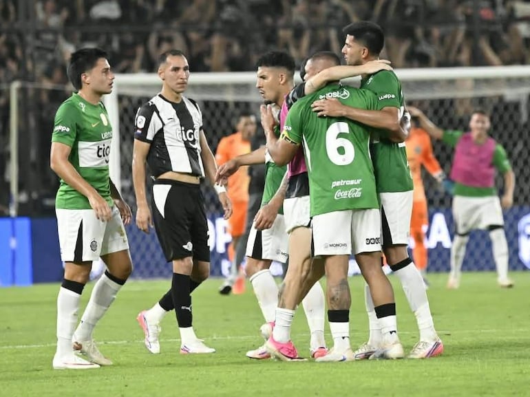Los futbolistas de Olimpia celebran la victoria sobre Libertad por la fecha 12 del torneo Clausura 2026 de la Primera División de Paraguay en el estadio La Huerta, en Asunción, Paraguay.