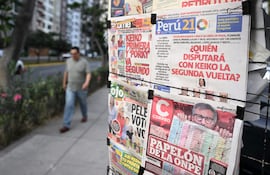 Portadas de los periódicos de Perú, en Lima. Incertidumbre sobre quién pasará al balotaje con la política conservadora Keiko Fujimori.