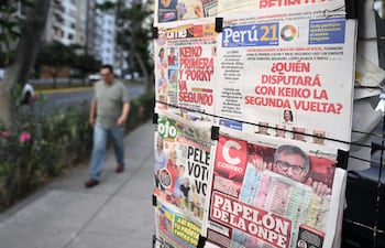 Portadas de los periódicos de Perú, en Lima. Incertidumbre sobre quién pasará al balotaje con la política conservadora Keiko Fujimori.