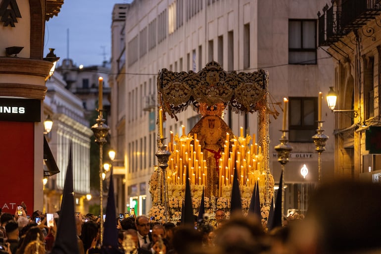 La Cofradía de Baratillo participa en la procesión de Pascua con sus carrozas que llevan Imágenes de La Piedad y la Virgen de la Caridad y sus únicas túnicas azules. Semana Santa en Sevilla, España.