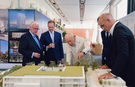 Conor McEnroy, presidente del Banco Sudameris (izquierda) junto a Norman Foster (blanco) y su equipo observan la maqueta de Sudameris Plaza, que será hecho por el estudio Foster + Partners, creador de íconos mundiales.