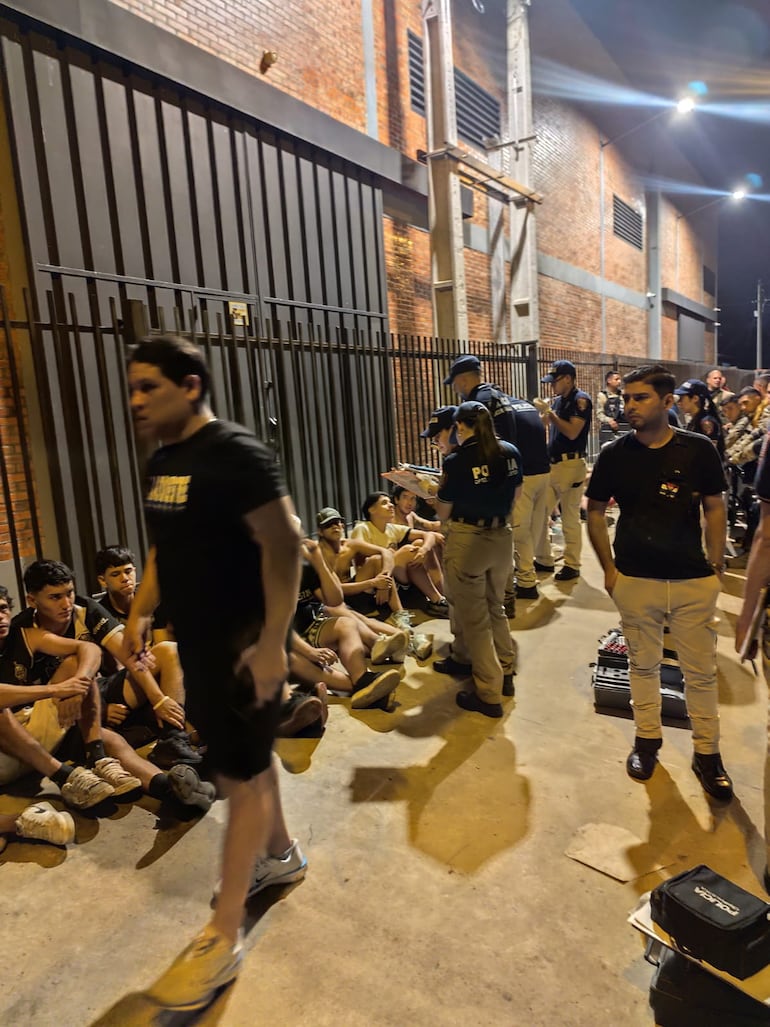 Los miembros de la barra Ultra Sur de Olimpia, detenidos tras el enfrentamiento en Fernando de la Mora.