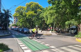 Un ciclista equipado con chaleco reflectivo y casco cruza la bicisenda de la calle Palma, en el microcentro capitalino y sigue rumbo sobre la calle Nuestra Señora de la Asunción.