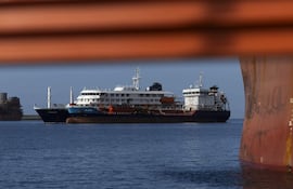 Un barco de abastecimiento proporciona combustible al crucero MV Hondius, fondeado desde el domingo en el puerto de Granadilla de Abona (Tenerife).