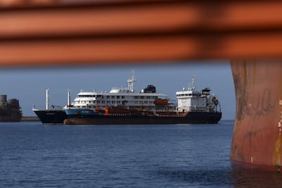 Un barco de abastecimiento proporciona combustible al crucero MV Hondius, fondeado desde el domingo en el puerto de Granadilla de Abona (Tenerife).