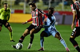 El centrocampista del San Pablo, Damián Bobadilla y el delantero de Bolívar, Dairon Asprilla, disputan el balón durante el partido de ida de los octavos de final, en el estadio Hernando Siles en La Paz.