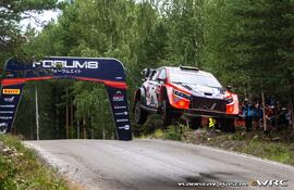 Extraordinario salto del Hyundai i20 N Rally2 de los belgas Neuville y Wydaeghe. Foto: Vladislav Maschl - www.ewrc-results.com