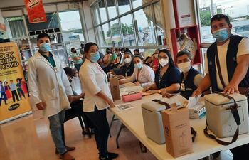 La mayoría se acercó a los supermercados para recibir su primera dosis anticovid.