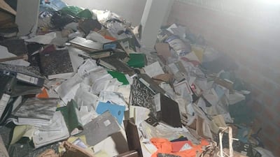 A las denuncias por salarios impagos se suman reportes acompañados de fotografías que muestran documentos, carpetas y archivos desparramados en depósitos municipales