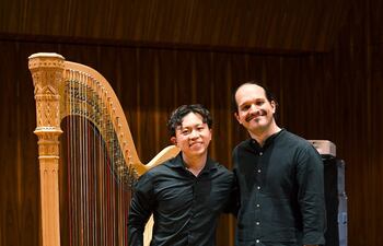 El arpista Ian Lim y el compositor paraguayo Mateo Servián Sforza, en el festival celebrado en Darmstadt, Alemania.