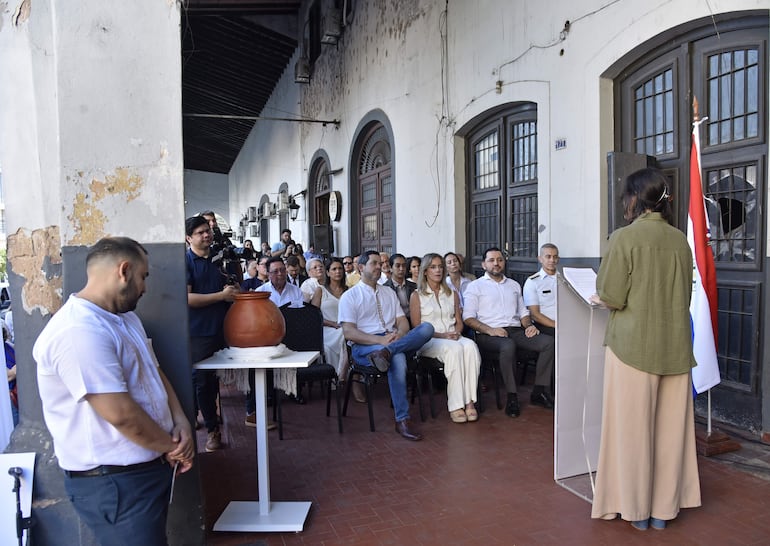La ministra Adriana Ortiz pronuncia su discurso en la galería de La Recova, donde son visibles las mejoras edilicias que requiere el histórico espacio asunceno.