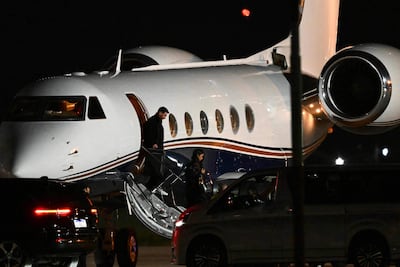 Lionel Messi (39 años) desciende del avión privado que lo trajo de Estados Unidos en un difícil momento por el fallecimiento de su padre, Jorge.