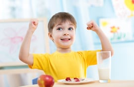 Niño bebiendo leche.