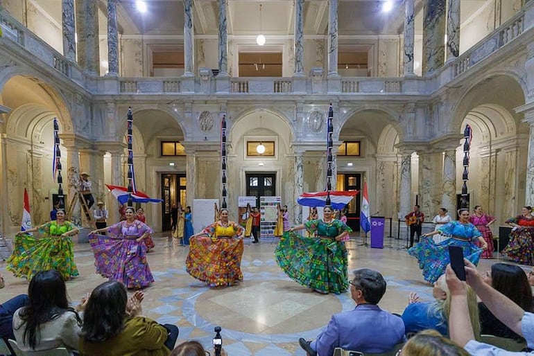 Bailarinas en el festival Folklorísima en el Museo Etnográfico de Viena, Austria.