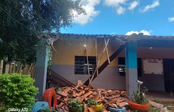 La galería se desplomó y un aula quedó con daños en la escuela y el colegio Nuestra Señora del Perpetuo Socorro de Itá. Un mes y medio después, todo sigue igual.