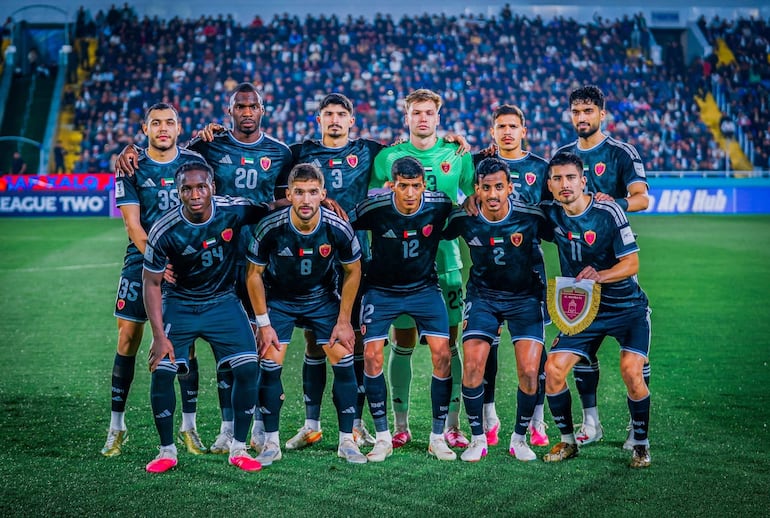 El paraguayo Facundo Insfran (verde), arquero de Al-Wahda de Emiratos Árabes Unidos, antes del partido contra Nasaf por la segunda fecha del Grupo A de la Liga de Campeones 2 de Asia.