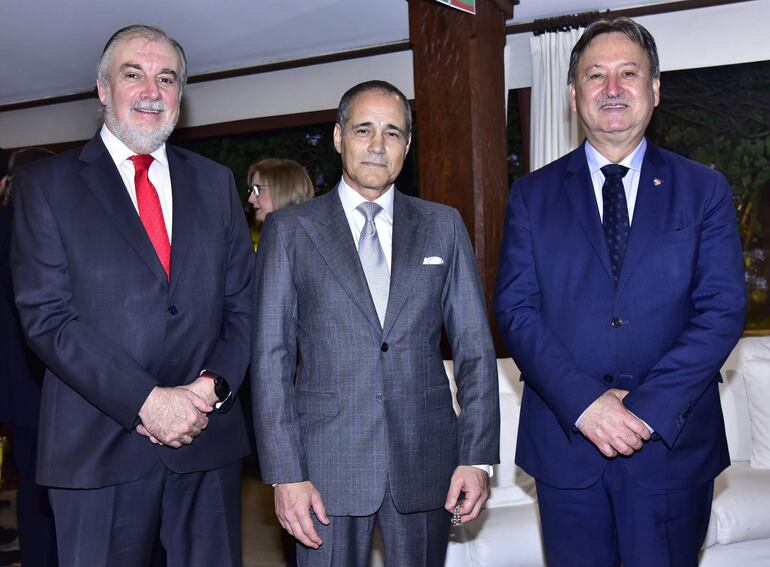 El embajador de la Unión Europea, Javier García de Viedma; el embajador del Reino de Marruecos, Badreddine Abd El Moumni; y el vicecanciller, Ireneo Raúl Silvero.