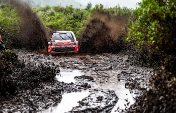 Bajo estas condiciones se compitió el primer día en Kenia. Oliver Solberg comanda las acciones del rally aficano con el Toyota GR Yaris Rally1.