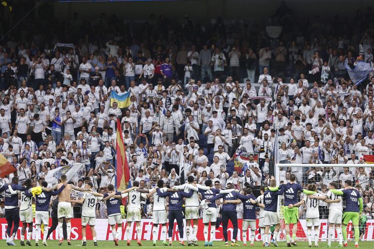 Los jugadores del Real Madrid saludan al público al finalizar el partido contra Cádiz por la jornada 34 de LaLiga en el estadio Santiago Bernabéu, en Madrid.