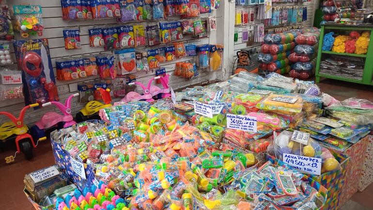 Ofertas de juguetes en el mercado de San Lorenzo en el marco del festejo del día de los Reyes Magos.