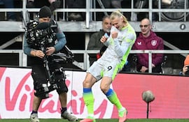 El delantero noruego del Manchester City, Erling Haaland, celebra tras anotar el primer gol de su equipo durante el partido de fútbol de la Premier League inglesa entre el Burnley y el Manchester City, disputado en Turf Moor en Burnley, al noroeste de Inglaterra.