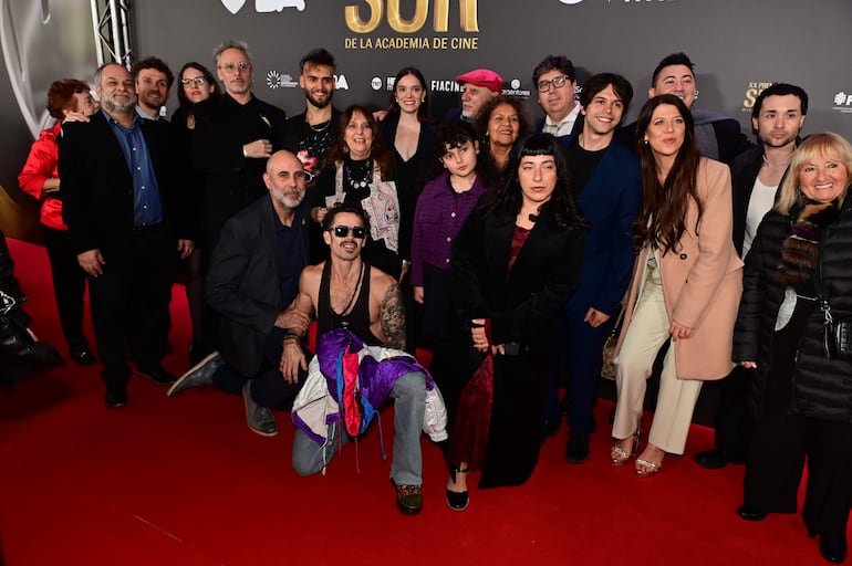 El elenco del thriller argentino "Gatillero", ganadores de cinco premios, posan en la alfombra roja de los Premios Sur, de la Academia de las Artes y Ciencias Cinematográficas de la Argentina. EFE/ Matias Martin Campaya
