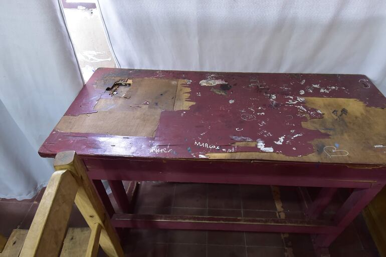 El mobiliario está visiblemente dañado en una sala de clases del CEPPE.