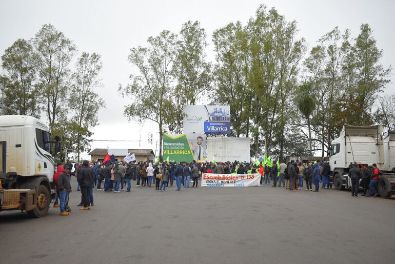 La manifestación paralela continuará hasta tanto el Gobierno de respuestas a ambos gremios que exigen varias reivindicaciones. 