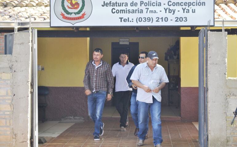 Cornelio Esquivel (izq.), alias Mitu y René Chamorro Gómez (c) abandonan la comisaría de Ybu Yaú, donde estaban detenidos.
