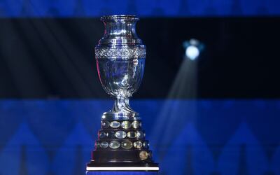 El trofeo de la Copa América en el sorteo de la edición 2024, que será en Estados Unidos.