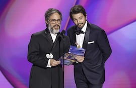 Gael García Bernal y Diego Luna durante la 76ª ceremonia anual de los Premios Emmy celebrada en el Peacock Theatre de Los Ángeles, California, EE.UU.