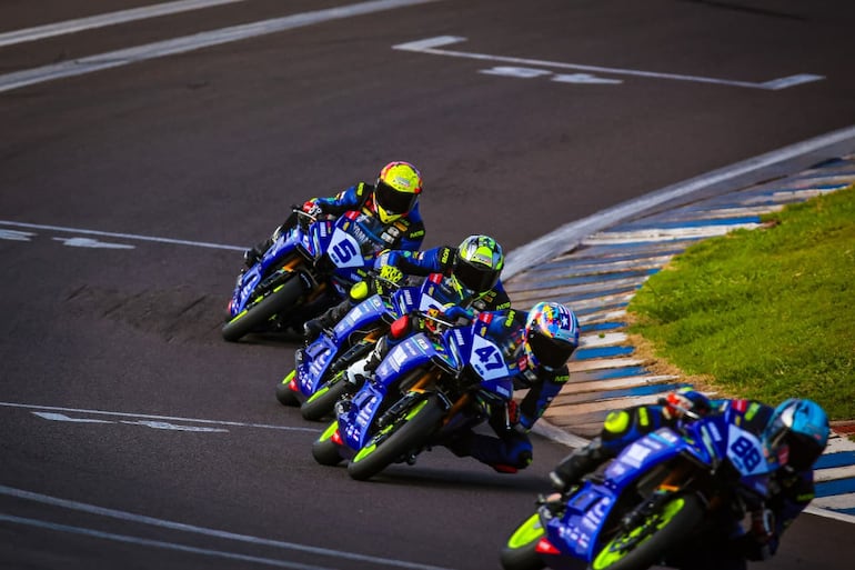 Fabrizio Almirón (#5) en acción en el circuito de Cascavel.