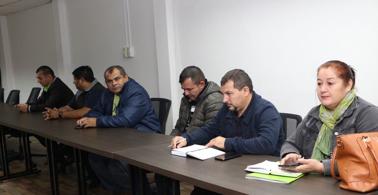 Blanca Ávalos (primera a la der.) en la reunión con el ministro de Educación.