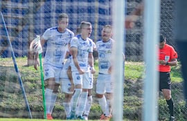 Los jugadores de Sol de América festejan un gol en el partido de División Intermedia.