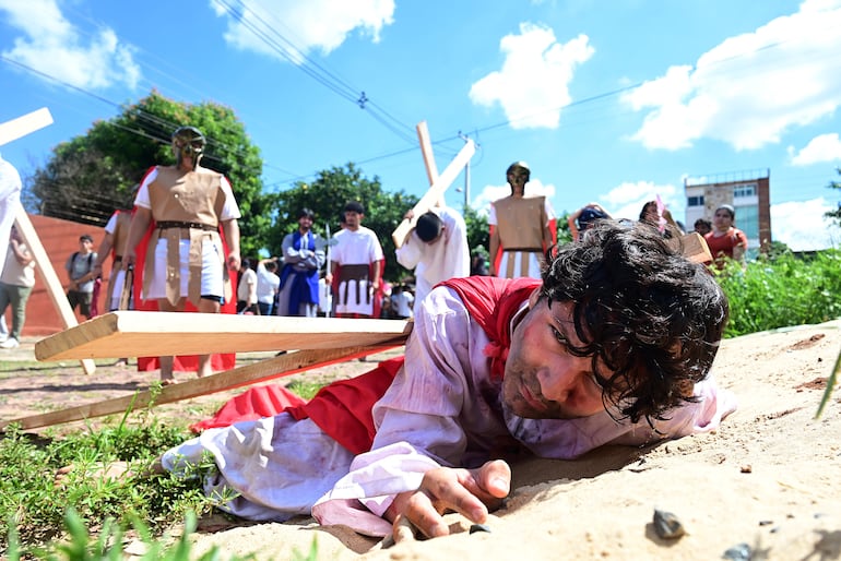 Rafael Ulises, el joven que hizo una excelente representación de Jesús durante el Vía Crucis. 