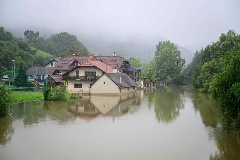 Vista general de las casas inundadas por el aumento de las aguas del río Krka, en el pueblo de Velike Malence, en el sureste de Eslovenia.