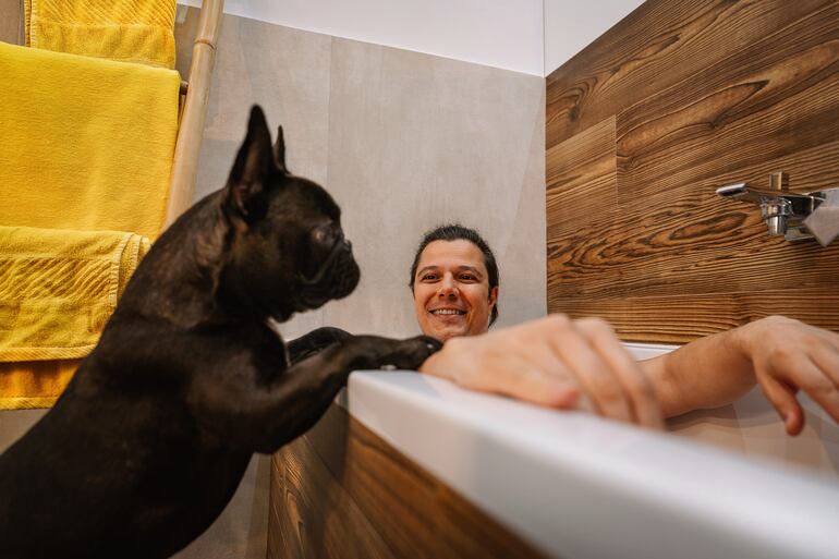 ¿Por qué mi perro me sigue al baño?