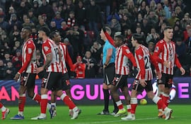 El zaguero paraguayo, Omar Alderete acompaña la celebración conjunta de los jugadores del Sunderland, tras la anotación del francés Enzo Le Fée.