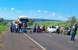 Pequeño grupo de campesinos cerró la ruta PY03 en la fecha en la Colonia Santo Domingo.
