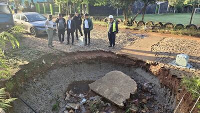 El acceso al puente del barrio Santa Ana quedó desmoronado, por lo que vecinos exigen una solución.