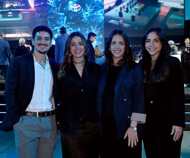 lanzamiento de los nuevos modelos de Toyota RAV4 y bZ4X en un evento automovilístico.