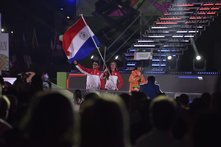 Juilo Mirena (patinaje velocidad) y Paloma García (patinaje artístico) abanderados del Team Paraguay en el desfile inaugural.