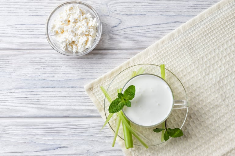 Ayran, la tradicional bebida turca de leche fermentada elaborada con bacterias del ácido láctico (también conocida como kéfir en algunas variantes).