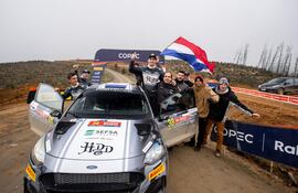Así fueron recibidos al final de la PWS Diego Domínguez Bejarano y Rogelio Peñate por familiares y amigos, con la bandera tricolor que flameó con fuerza en Chile.