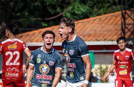 José Alfredo Barrios celebra uno de los dos tantos que marcó acompañado por Maximiliano García. (Foto: Sportivo San Lorenzo)