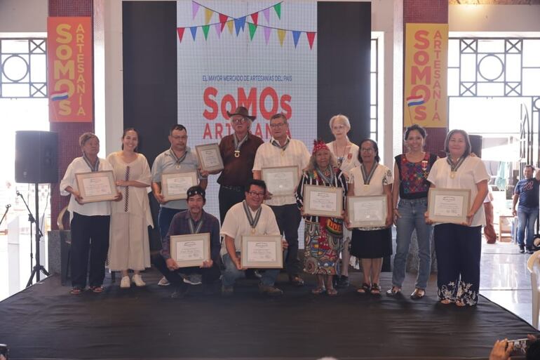 Los Maestros Artesanos 2025 y las Guardianas de la Artesanía tras recibir los reconocimientos otorgados por el IPA.