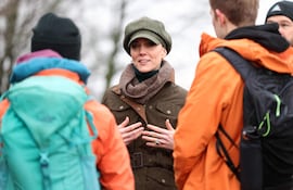 La princesa Kate Middleton hizo una caminata guiada en Peak District con miembros de la organización benéfica Mind Over Mountains. (Ian Vogler / POOL / AFP)